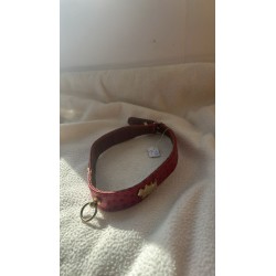 Collier rouge avec pins de chiens 2ème main