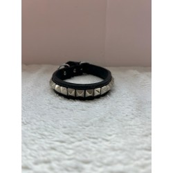 Collier noir avec des picots 2ème main