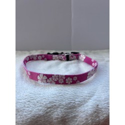 Collier rose avec fleurs blanches 2ème main