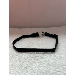 Collier fin noir avec une grosse boucle 2ème main