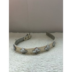 Collier blanc avec pins fleurs 2ème main