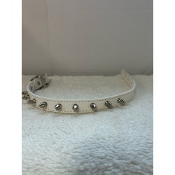 Collier blanc avec piques argentés 2ème main