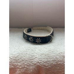 Collier noir avec pins edelweiss argentés 2ème main